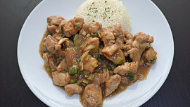 Vepřová panenka s omáčkou s jarními cibulkami