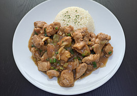 Vepřová panenka s omáčkou s jarními cibulkami