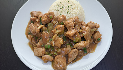 Vepřová panenka s omáčkou s jarními cibulkami