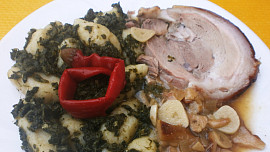 Vepřové koleno pečené na česneku z pomalého hrnce