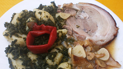 Vepřové koleno pečené na česneku z pomalého hrnce