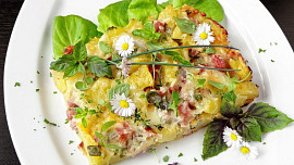 Zapečené brambory se šunkou, sýrem a bylinkami