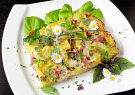 Zapečené brambory se šunkou, sýrem a bylinkami