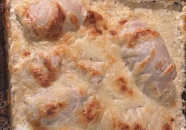 Zapečené, smetanové kuřecí závitky se špenátem a šafránovou rýží