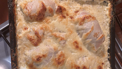 Zapečené, smetanové kuřecí závitky se špenátem a šafránovou rýží