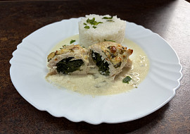 Zapečené, smetanové kuřecí závitky se špenátem a šafránovou rýží