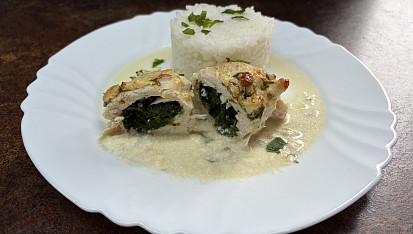 Zapečené, smetanové kuřecí závitky se špenátem a šafránovou rýží