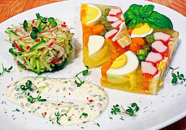 Aspik z vajec se salátem a pažitkovou omáčkou