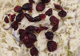 Jednoduchý zelný salát se smetanou