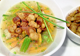 Kuřecí polévka s domácím "smaženým hráškem"