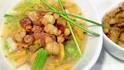 Kuřecí polévka s domácím "smaženým hráškem"