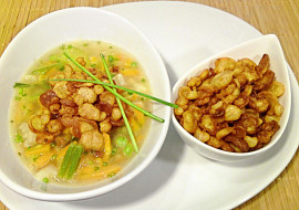 Kuřecí polévka s domácím "smaženým hráškem"