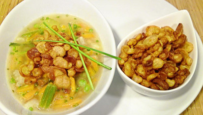 Kuřecí polévka s domácím "smaženým hráškem"