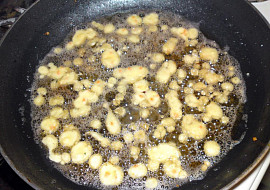 Kuřecí polévka s domácím "smaženým hráškem"