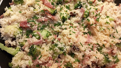 Kuskus se šunkou, brokolicí a květákem