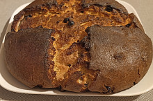 Můj se trošku roztekl, trouba je starší, pečeno na nižší teplotu, i tak moc tmavl. Mám potíže s dorty, musím zakrýt alobalem. Tady to také nevyšlo.... Moc se rozpil do stran, asi moc mléka, nevím. D.