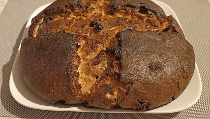 Mazanec, Můj se trošku roztekl, trouba je starší, pečeno na nižší teplotu, i tak moc tmavl. Mám potíže s dorty, musím zakrýt alobalem. Tady to také nevyšlo.... Moc se rozpil do stran, asi moc mléka, nevím. D.