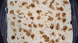 Mrkvový dortík s krémem a vlašskými ořechy