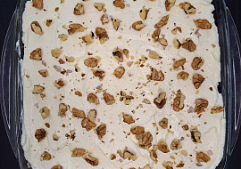 Mrkvový dortík s krémem a vlašskými ořechy