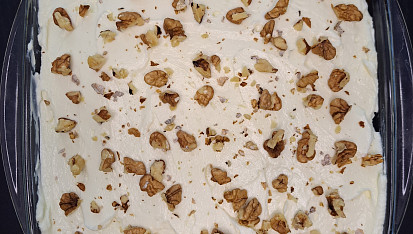 Mrkvový dortík s krémem a vlašskými ořechy