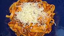Tagliatelle s mletým hovězím a rajčatovou omáčkou