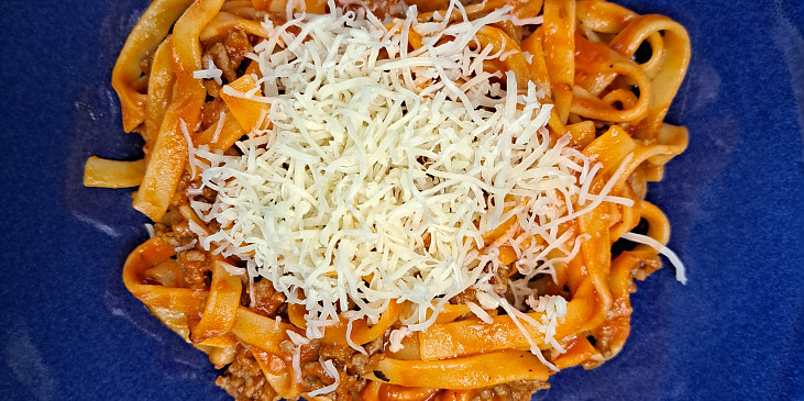 Tagliatelle s mletým hovězím a rajčatovou omáčkou