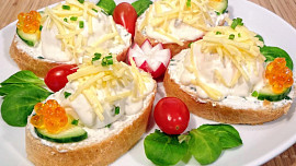 Vajíčkové chlebíčky s tatarkou a sýrem