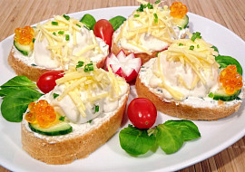 Vajíčkové chlebíčky s tatarkou a sýrem