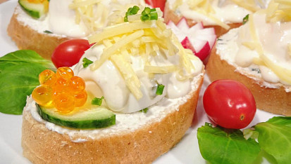 Vajíčkové chlebíčky s tatarkou a sýrem