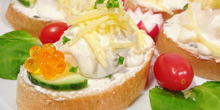 Vajíčkové chlebíčky s tatarkou a sýrem