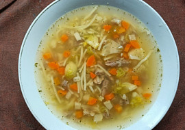 Vepřová polévka s masem a zeleninou