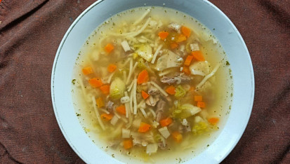 Vepřová polévka s masem a zeleninou