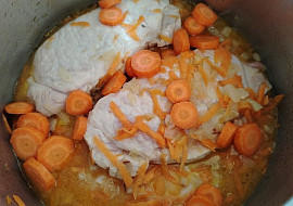 Vepřové karé na mrkvi v papiňáku