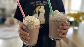 Horká čokoláda se šlehačkou