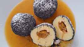 Meruňkové tvarohové knedlíky s mákem