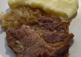 Pečená krkovička pod alobalem s cibulí  a hořčicí