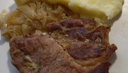 Pečená krkovička pod alobalem s cibulí  a hořčicí