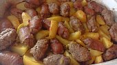 Slaninové válečky pečené na pórkových bramborách (Mleté na bramborách)