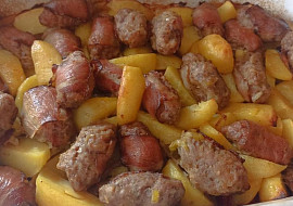 Slaninové válečky pečené na pórkových bramborách (Mleté na bramborách)
