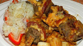 Špízy s vepřovými játry, klobásou a uzeným sýrem