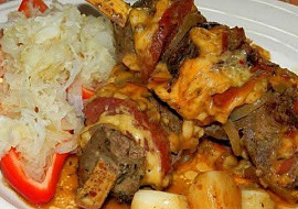 Špízy s vepřovými játry, klobásou a uzeným sýrem