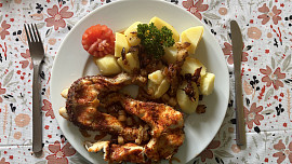 Štika s anglickou slaninou a cibulí