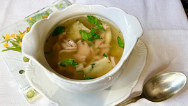 Uzená polévka s krupicovým svítkem s medvědím česnekem