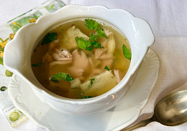 Uzená polévka s krupicovým svítkem s medvědím česnekem