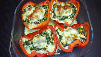 Zapečené papriky se špenátem a sýrem
