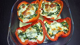 Zapečené papriky se špenátem a sýrem