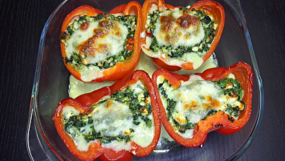 Zapečené papriky se špenátem a sýrem