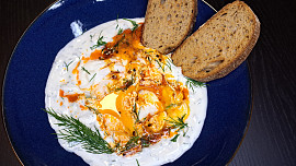 Çılbır (turecké vejce s jogurtem)