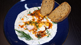 Çılbır (turecké vejce s jogurtem)