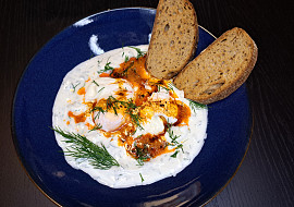 Çılbır (turecké vejce s jogurtem)